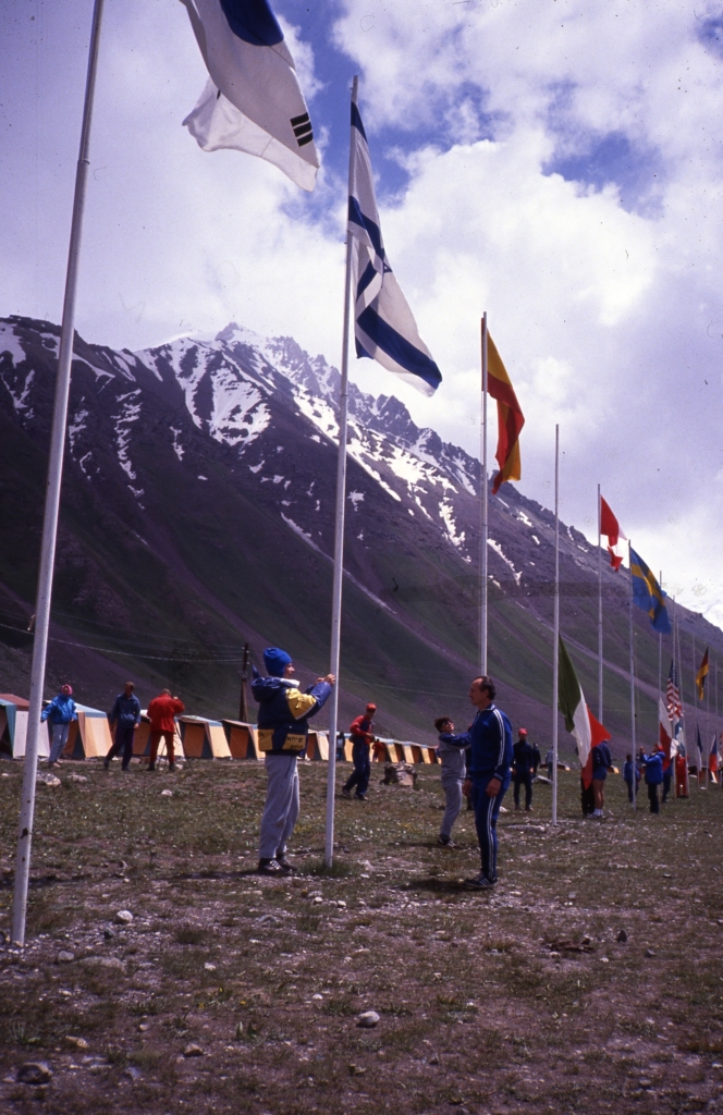 תמונה – בני מניף את דגל ישראל במחנה הבסיס הבינלאומי של Peak Korzhenevskaya, בריה"מ, 1989 
